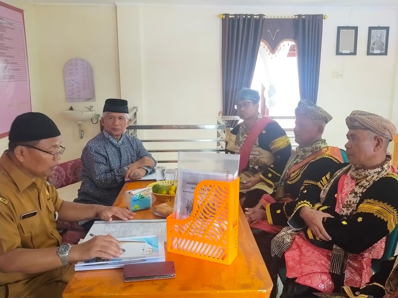 Tim Penilai KAN Tingkat Provinsi Sumbar tengah melakukan wawancara dengan ninik-mamak Nagari Jaho